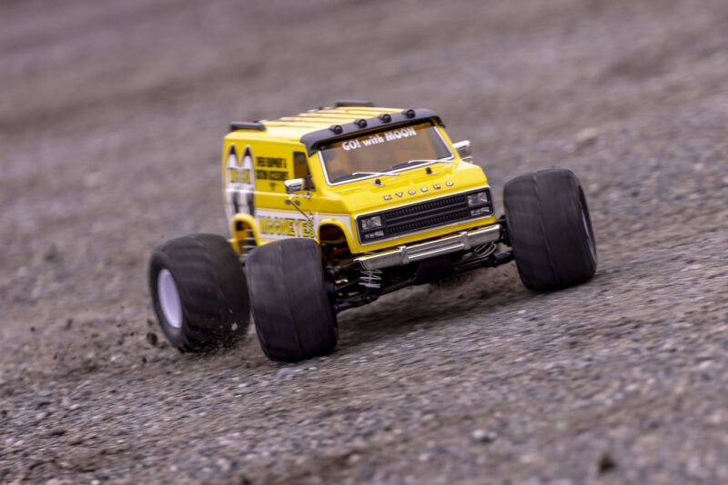 カスタムの世界的ブランド「MOONEYES」と日本発信の模型ブランド「京商」がコラボ！走行性能なラジコンカー登場！