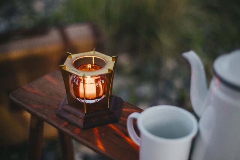 飲み物を温めながら、火と向き合う格別な時間を提供するLOOPLEの屋外対応キャンドルウォーマー「グローブ」が新登場！
