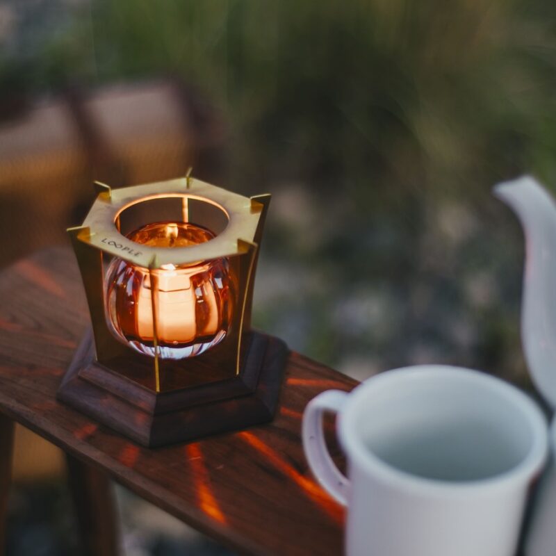 飲み物を温めながら、火と向き合う格別な時間を提供するLOOPLEの屋外対応キャンドルウォーマー「グローブ」が新登場！