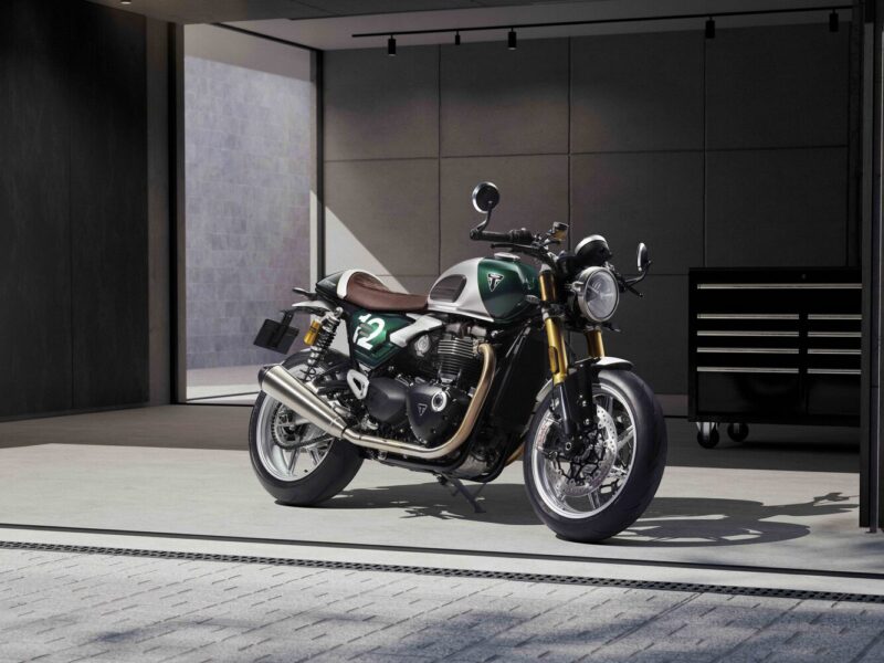 新型なのに世界限定800台！トライアンフのメーカー純正カフェレーサー、「SpeedTwin1200CafeRacerEdition」がヤバすぎるって！