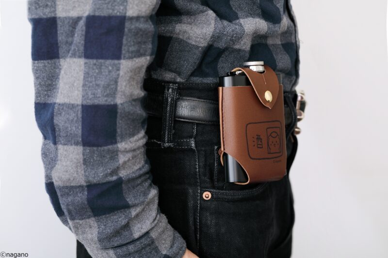 スキットル専用ケースはベルトループ付きなので、ベルトに通して携帯できる