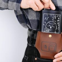 スキットルのフタを全開にした状態でカバーをかけ、スキットルのフタを閉めれば、カバーを装着したままでも飲み物を飲むことができる