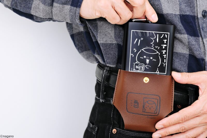 スキットルのフタを全開にした状態でカバーをかけ、スキットルのフタを閉めれば、カバーを装着したままでも飲み物を飲むことができる