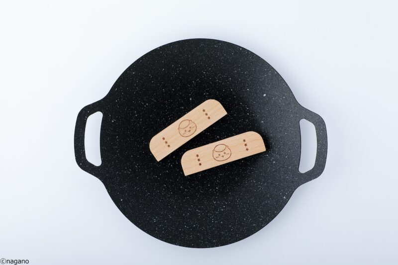 宝島社『MonoMaster』2026年5月号 付録の「くりまんじゅうのアウトドア鉄板皿」