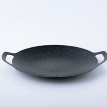 少しくぼんだ深みのある形状なので、ソースや出汁なども入れて調理可能