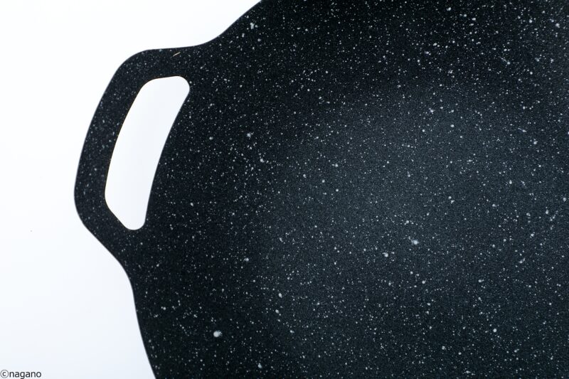 本体は調理しやすい&洗いやすい、つるつるとしたフッ素樹脂塗膜加工