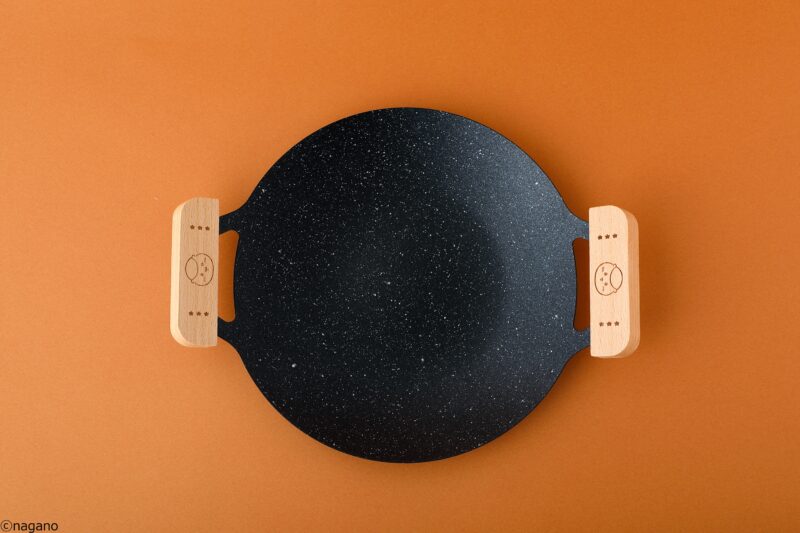 宝島社『MonoMaster』2026年5月号 付録の「くりまんじゅうのアウトドア鉄板皿」