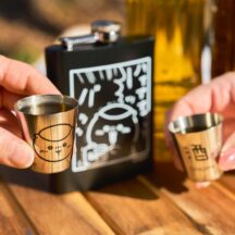 仲間と一緒にショットカップで飲むと、楽しさを共有できる