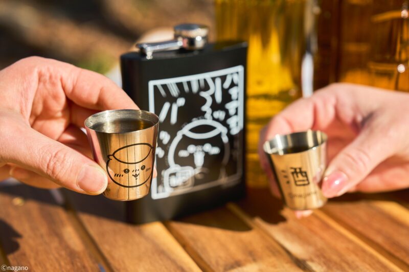 仲間と一緒にショットカップで飲むと、楽しさを共有できる