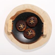 宝島社『MonoMaster』2026年5月号 付録の「くりまんじゅうのアウトドア鉄板皿」で作った「焼きしいたけ」