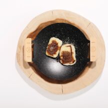 アウトドア鉄板皿で作った「粉チーズしょうゆ餅」