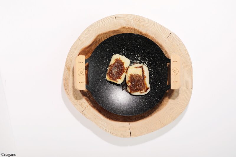 アウトドア鉄板皿で作った「粉チーズしょうゆ餅」