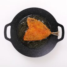 少量の油であれば揚げ焼きも可能