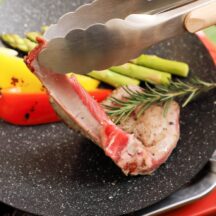 鉄板が熱くなるため、必ず手袋やミトンを着用