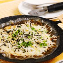 「アウトドア鉄板皿」調理例②（しらすと海苔のライスペーパーピザ）