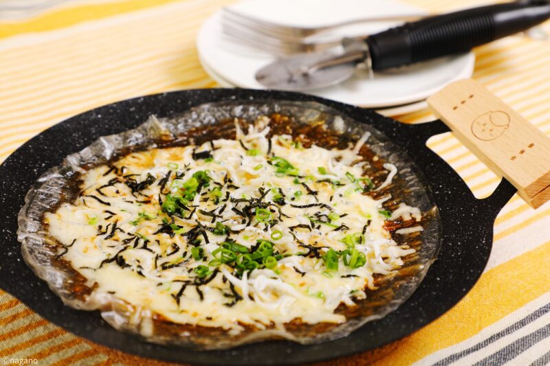 「アウトドア鉄板皿」調理例②(しらすと海苔のライスペーパーピザ)