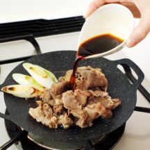 少しくぼんだ深みのある形状なので、ソースや出汁なども入れて調理可能