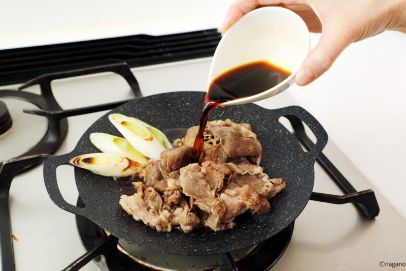 少しくぼんだ深みのある形状なので、ソースや出汁なども入れて調理可能