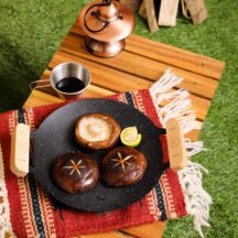 宝島社『MonoMaster』2026年5月号 付録の「くりまんじゅうのアウトドア鉄板皿」調理例（アウトドア）