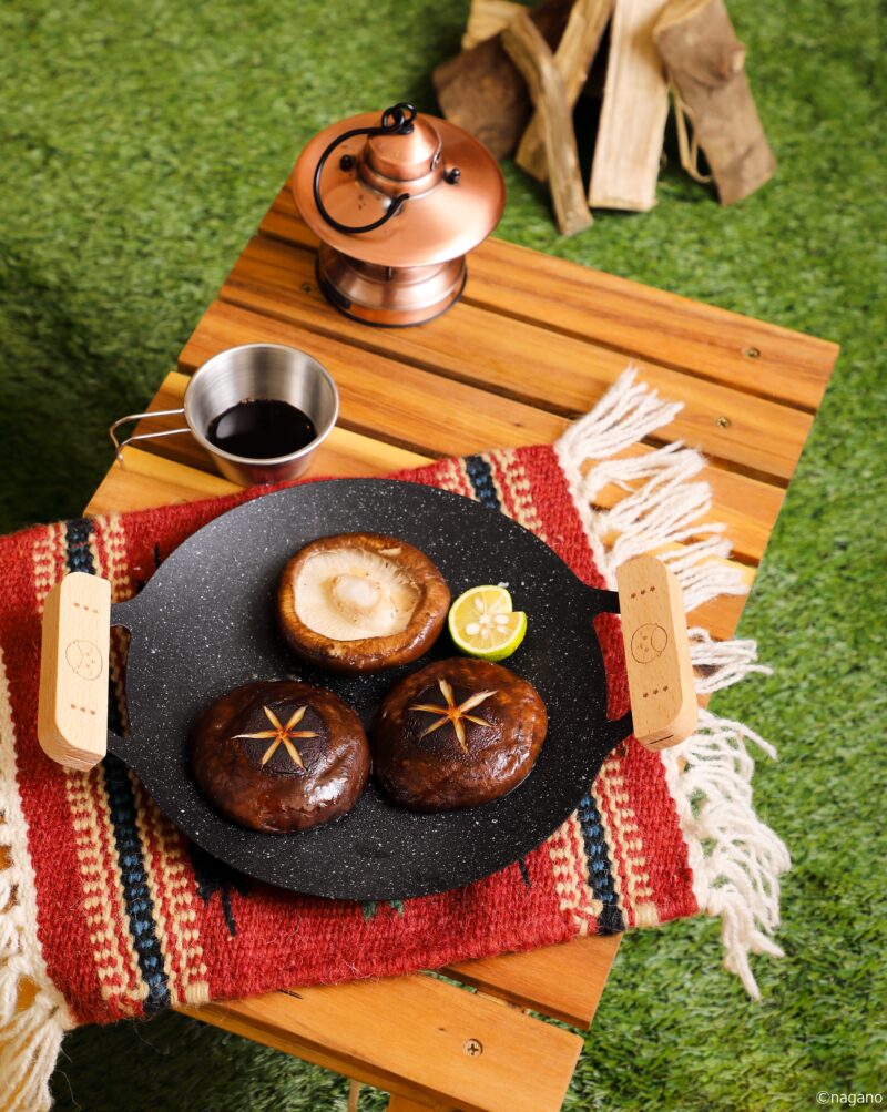 宝島社『MonoMaster』2026年5月号 付録の「くりまんじゅうのアウトドア鉄板皿」調理例(アウトドア)