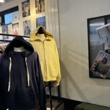 （左）EVERYDAY HOODIE AGED￥27,500、（右）OVERSIZE ZIP UP HOODIE STREET￥30,800