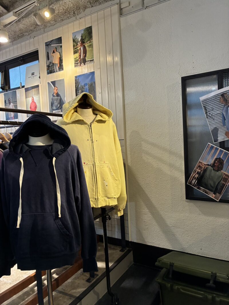 (左)EVERYDAY HOODIE AGED¥27,500、(右)OVERSIZE ZIP UP HOODIE STREET¥30,800