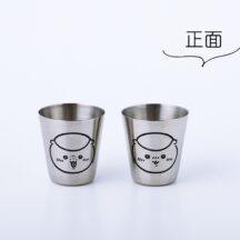 「スキットルセット」の2個のショットカップにも、それぞれ違うイラストのくりまんじゅうが。