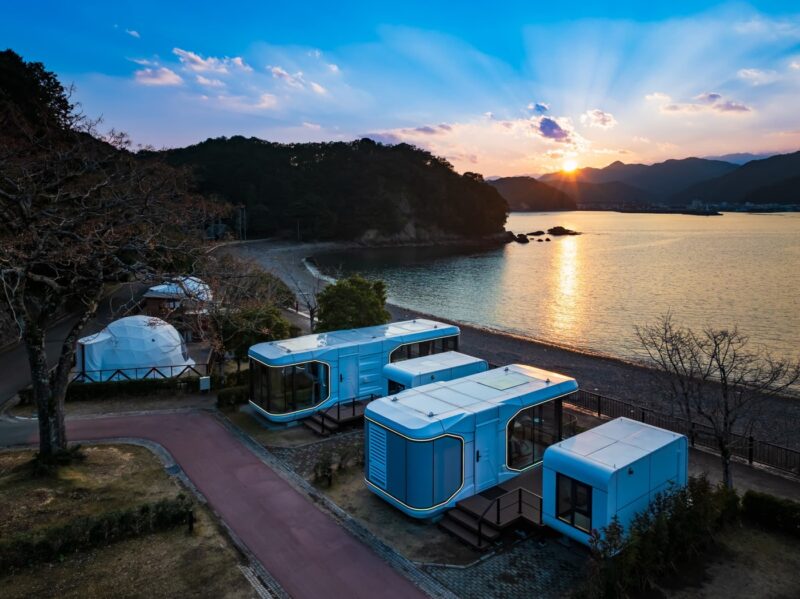 キャンピングカーでも、グランピングドームでもない新しい宿泊施設のカタチ！海と山に囲まれた熊野の最新型カプセルハウス「ザ・グランスイート」