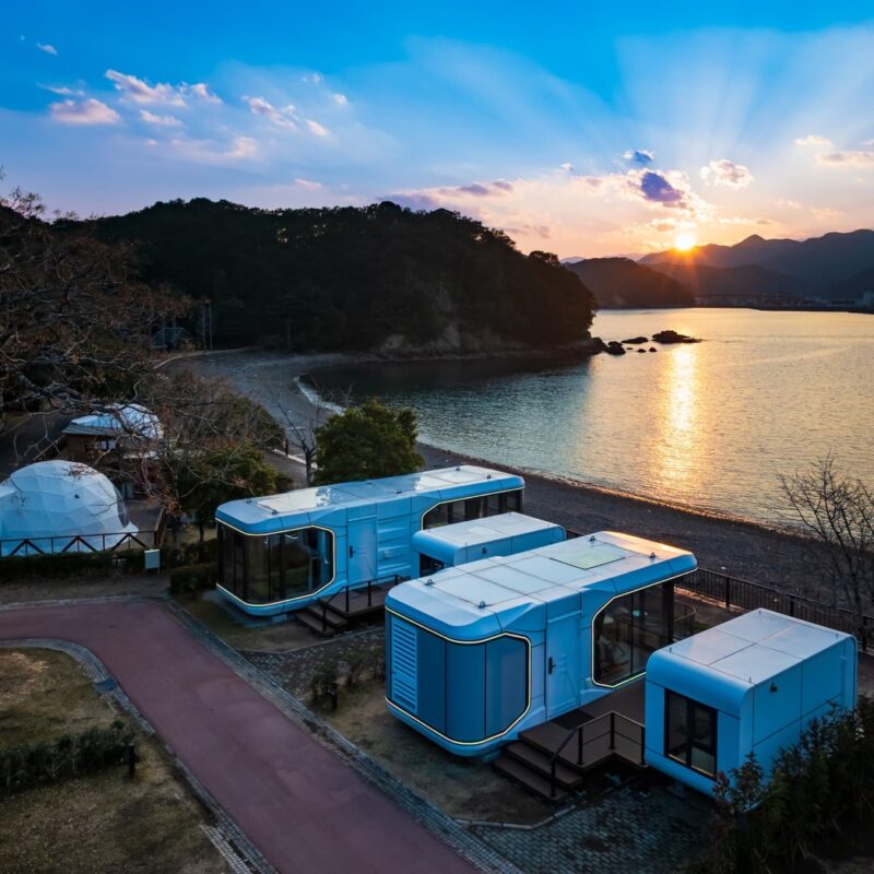 キャンピングカーでも、グランピングドームでもない新しい宿泊施設のカタチ！海と山に囲まれた熊野の最新型カプセルハウス「ザ・グランスイート」
