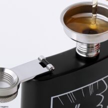 漏斗（ろうと）をスキットルにセットし、注いでいるところ