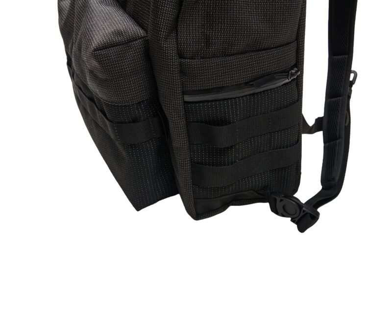 左右には縦15cm×横15cmの止水ZIPポケットが