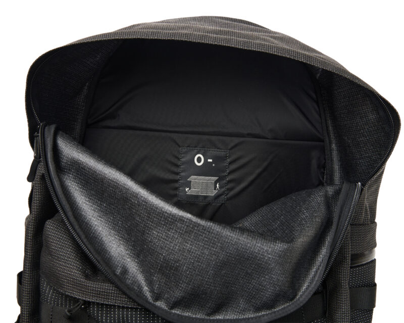 しっかりとした厚みのパットが入ったPCスリーブも完備