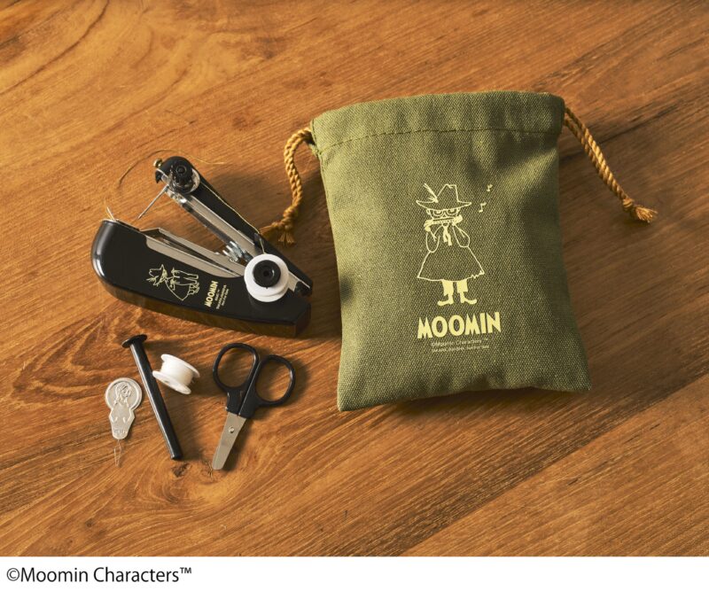 宝島社『MonoMaster』3月号【増刊】の特別付録は、「スナフキン ハンディ・ミシン&巾着セット」。