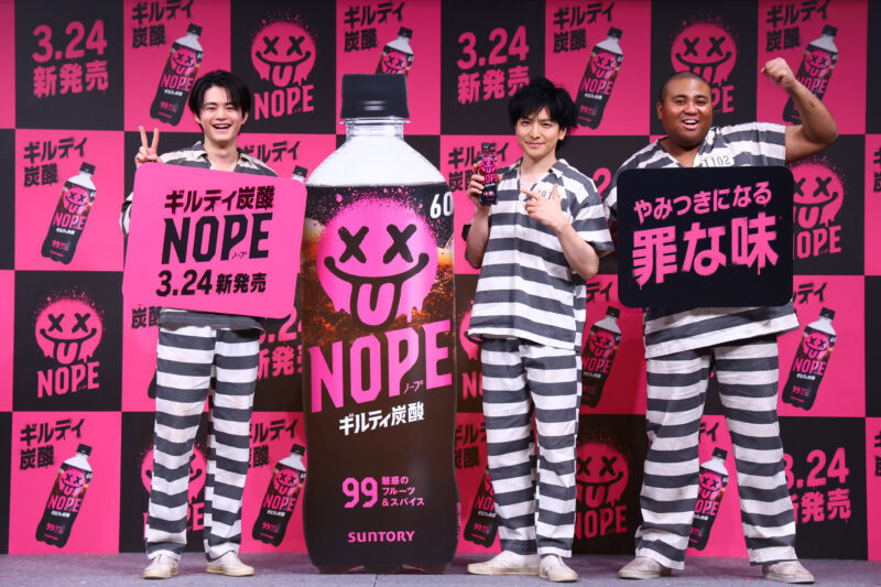 新TV-CM同様に囚人服を着て登場した生田さん、鈴鹿さん、アントニーさん