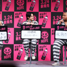 新TV-CMの発表に登場した生田さん、鈴鹿さん、アントニーさん