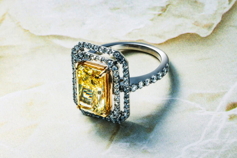 ファンシーイエローダイヤモンドリング 計6.3ct(中央4.3ct・周囲2ct)【Pt】¥2,200,000 (税込/参考価格)